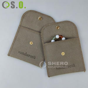 Shero Fabrica Bolsitas de Microfibra de Alta Calidad con Botón y Logotipo Personalizado para Regalos de Joyería con Diseño - Product Image 3