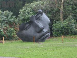 Modern Bronzen Gietpaar Kus Standbeeld Kussen Sculptuur Voor Openbare Kunst Met Een Menselijk Gezicht - Product Image 3