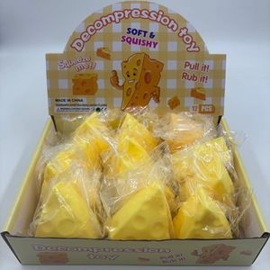 Nouveau jouet anti-stress créatif en forme de fromage triangulaire simulé, en caoutchouc souple à rebond lent pour la décompression - Product Image 1