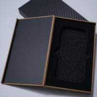 Boîte de téléphone/boîte de montre en fibre de carbone brillante 3K futuriste de nouvelle génération avec fermeture magnétique élite pour emballage de smartphone de luxe
