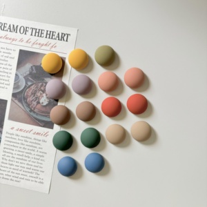 Aimants de réfrigérateur colorés décoratifs mats hémisphériques, aimants mignons et puissants pour tableau blanc, pour cuisine et bureau - Product Image 1