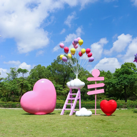 Ensemble de sculptures en fibre de verre sur mesure, colorées, en forme de ballon, de cœur, de nuage et d'échelle, pour parcs à thème, lieux de mariage et communautés
