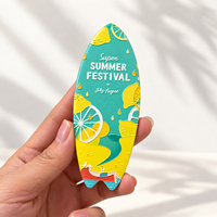 Aimant de réfrigérateur en céramique personnalisé en forme de planche de surf pour souvenirs touristiques et cadeaux promotionnels