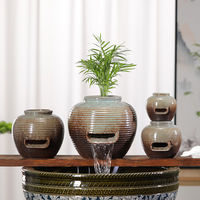 Système de circulation d'eau pour aquarium de style traditionnel avec cascade, design en pot de céramique, pour bassin extérieur et aquarium de cour.