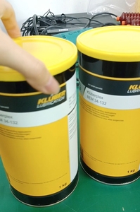 Grasso <span class=keywords><strong>per</strong></span> <span class=keywords><strong>Cuscinetti</strong></span> <span class=keywords><strong>a</strong></span> Rulli Kluberplex BEM 34-132, <span class=keywords><strong>Lubrificante</strong></span> Industriale <span class=keywords><strong>per</strong></span> <span class=keywords><strong>Cuscinetti</strong></span> <span class=keywords><strong>a</strong></span> <span class=keywords><strong>Sfera</strong></span>, Guide Lineari, Viti <span class=keywords><strong>a</strong></span> <span class=keywords><strong>Sfera</strong></span>, 1 kg - Product Image 4