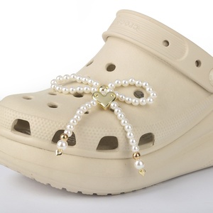 Breloques de chaussures en perles et nœuds roses pour sabots, décorations de chaussures à chaîne de perles détachables, accessoires DIY pour <span class=keywords><strong>Crocs</strong></span> - Product Image 1