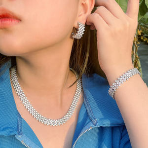 <span class=keywords><strong>3</strong></span> adet pahalı parlak yuvarlak beyaz kübik zirkon kristal büyük geniş lüks gelin düğün takısı setleri kadınlar için mevcut aksesuarları - Product Image 2