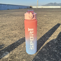 Bouteille d'eau sport classique en plastique grande capacité 700 ml avec couvercle à paille pour boire directement – Idéale pour la rentrée scolaire