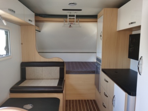 Caravane familiale personnalisée de luxe à 5 places camping-car tout-terrain camping-car avec triple couchette système électrique de divertissement et de cuisine énergétique - Product Image 4