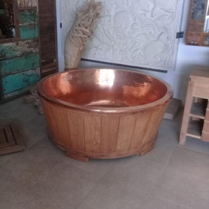 Bañera de cobre redonda martillada con bañera de madera de teca Bali - Product Image 2