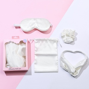 Ensemble de voyage en satin : Chouchou pour cheveux, Bandeau, Masque de sommeil en soie et Sac à cordon - Product Image 3