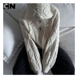 Fabricante de Suéteres con Certificación GRS, Suéter Cárdigan con Cremallera y Capucha de Punto Trenzado de Algodón y Poliéster Personalizado al por Mayor para Hombre - Product Image 2