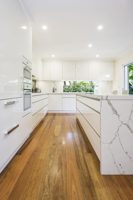 Conception moderne d'armoire de cuisine de laque blanche avec le comptoir de Calacatta