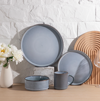 Service de table en grès côtelé écologique et durable, bleu brume vintage, personnalisable, vente en gros directe usine