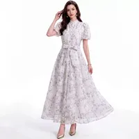 Robe élégante en polyester à taille haute avec manches courtes et col montant pour les événements estivaux, disponible en plusieurs couleurs