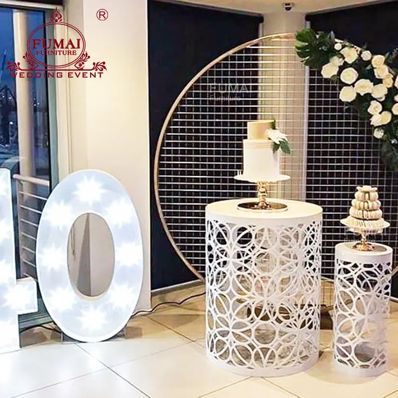 طاولة كعك معدنية للزينة على شكل دائري من أعلى الزجاج لحفل الزفاف