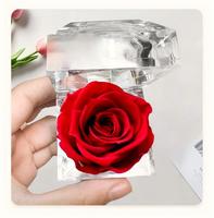 QY Roses éternelles personnalisées en boîtes acryliques pour la Saint-Valentin et la fête des mères, boîtes à bagues avec fleurs préservées