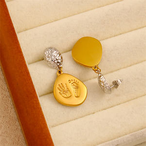 Pendientes clásicos de acero inoxidable chapados en oro de 18 quilates de alta calidad, colgante conmemorativo con estampado de Palma de bebé recién <span class=keywords><strong>nacido</strong></span> a la moda - Product Image 6