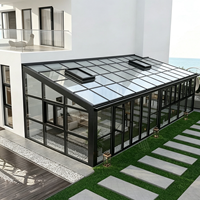 Véranda en aluminium à rupture de pont thermique noir mat sur mesure avec puits de ventilation supérieurs pour patio arrière