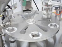 Machine de remplissage et d'emballage rotative de haute précision pour liquides, pâtes, granulés et poudres, pour verres à boisson, avec table de scellage intégrée, modèle très demandé