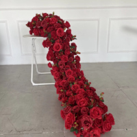 Composition florale moderne en roses rouges artificielles pour centres de table de mariage et décorations de fête