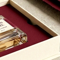Boîte rigide magnétique blanche de style livre pour parfum, présentation d'une seule bouteille, pour emballage de parfum personnalisé