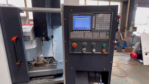 Petite machine CNC <span class=keywords><strong>Vmc</strong></span> 3 axes, 4 axes, 5 axes, VMC300, fraisage vertical, centre d'usinage CNC, ventilation <span class=keywords><strong>à</strong></span> <span class=keywords><strong>double</strong></span> <span class=keywords><strong>flux</strong></span> <span class=keywords><strong>vmc</strong></span> - Product Image 2