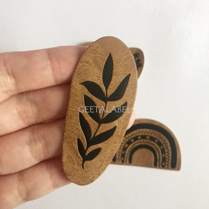 PU deri yamalar üzerinde özel Debossed kabartmalı Logo demir giysi için kuşgözü ile sahte deri etiket üzerinde dikiş - Product Image 4