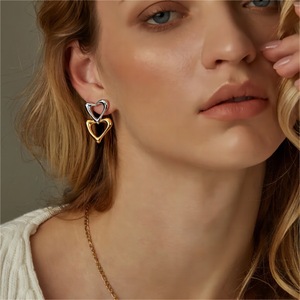 Pendientes de acero inoxidable con forma de corazón de doble capa, chapados en oro y plata para mujer, uso diario - Product Image 2
