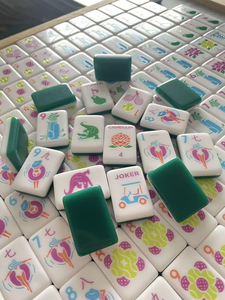 Jeu de tuiles en acrylique personnalisé, élégant et luxueux, cadeau de jeu gravé, ensemble de tuiles de mahjong américain de luxe - Product Image 3