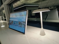 Moniteur tactile portable Android 24 pouces avec Wi-Fi, USB, caméra et haut-parleurs pour réunions, éducation et formation – Options de couleurs