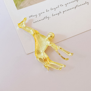 Nueva llegada de moda nuevo Pin de solapa al por mayor personalizado 3D bufanda de seda exagerada a granel personalizado duro esmalte alfileres broche jirafa - Product Image 3