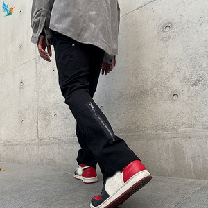 Jean slim bootcut sculpté avec coutures apparentes, rivets métalliques noirs, déstructuré, micro-évasé pour homme - Product Image 4
