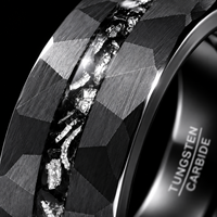 Bague de mariage pour homme JLM en carbure de tungstène noir 8 mm, facettée, martelée, avec incrustation de météorite écrasée