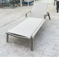 Chaise longue d'extérieur moderne à dossier croisé, structure en métal et bois de teck avec coussin en oléfine pour patio, jardin, piscine