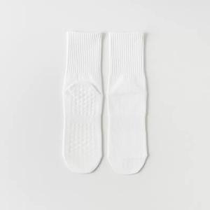 Chaussettes de sport Pilates professionnelles, couleur unie, antidérapantes, en coton peigné, chaussettes longues avec collants en peau de requin - Product Image 1