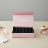Boîtes cadeaux rigides en papier de luxe personnalisées en Chine, en forme de livre, avec gaufrage et fermeture magnétique, avec insert en mousse EVA pour l'emballage d'huile à ongles.