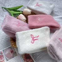 Herbst Winter Damen Nerz-Velours Antibakterielle Schleife Plüsch Crew-Socken mit Bündchen-Logo Niedliche Süße Warme Haus-Schlafsocken
