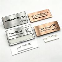 Badge personnalisé pour le personnel hôtelier, en alliage de zinc, métal peint, médaille 3D sans nickel, gravure laser, étiquette rectangulaire avec nom