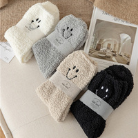 Chaussettes d'hiver douillettes et chaudes en velours corail épais brodé Smiley pour femme, idéales pour la maison et l'intérieur