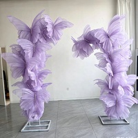 Décoration de fond géante personnalisable en forme de papillon, idéale pour les mariages, les événements de célébration haut de gamme et les fêtes.