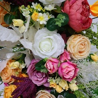 Arrangement floral en soie coloré, réaliste et durable pour les tables de réception de mariage et les centres de table