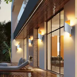 Siyah beyaz yukarı ve aşağı duvar ışıkları açık aplik alüminyum su geçirmez LED açık alan duvar aydınlatmaları otel ev için