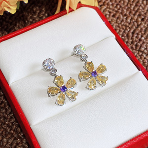 Orecchini pendenti 3D a forma di girasole con pavé di pietre scintillanti, eleganti gioielli da donna. - Product Image 4