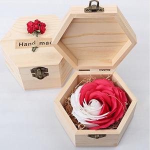 Petit maillon de chaîne personnalisé pin inachevé cadeaux de mariage faveurs mystère stockage organisateur hexagone boîte en bois avec couvercle à charnière - Product Image 2