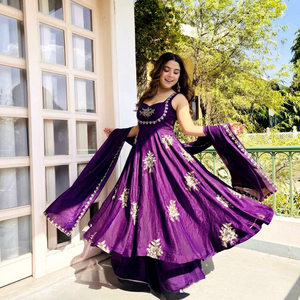 Robe Anarkali en soie pour femmes, confectionnée par des designers indiens, avec des broderies complexes, pour les occasions festives indiennes, style mariage Inde-Pakistan. - Product Image 1