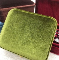 Boîte à bijoux en velours personnalisée faite à la main avec fermeture à pression, design rectangulaire moderne pour le rangement des boucles d'oreilles et les cadeaux