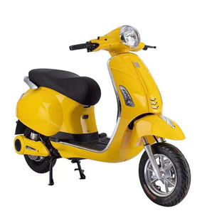 Scooter à essence vintage jaune, moto rétro avec phare rond et détails chromés, vélo de ville pour adultes - Product Image 1