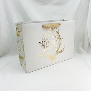 Sacs shopping en papier couché blanc avec poignée en ruban et logo personnalisé, avec estampage à chaud pour les marques de vêtements de mode - Product Image 3