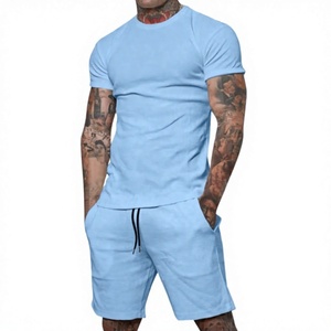 Conjunto deportivo premium para hombre, camiseta y pantalones cortos, ropa de fitness a la moda para sesiones de gimnasio, actividades deportivas y ropa de calle, logotipo personalizado. - Product Image 1